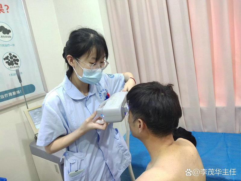 哈尔滨专治白癜风好的医院 背部白癜风的早期症状有哪些